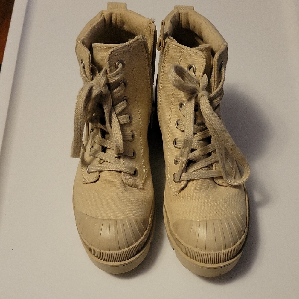 Falls Creek Women's Cream Lace-Up Boots